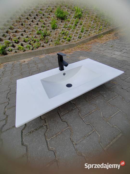 Duża umywalka z baterią i korkiem wpuszczana w Pozostałe
