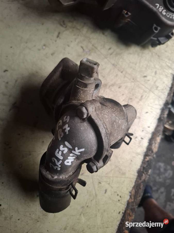 AUDI A4 B7 32 FSI obudowa termostatu