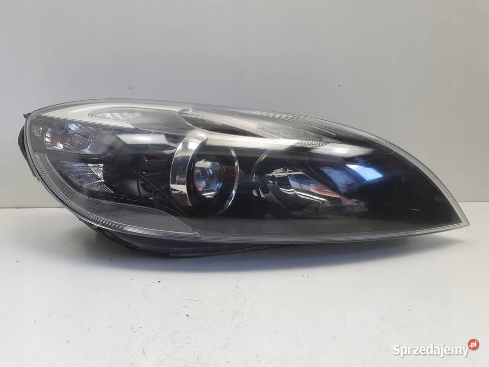 Volvo V40 II 1216r PRZEDNIA LAMPA PRAWA prawy osobowe Janów