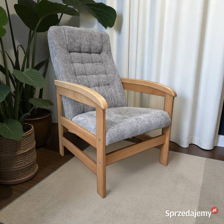 Klasyczny pikowany fotel wypoczynkowy na stelażu Tarchały Małe