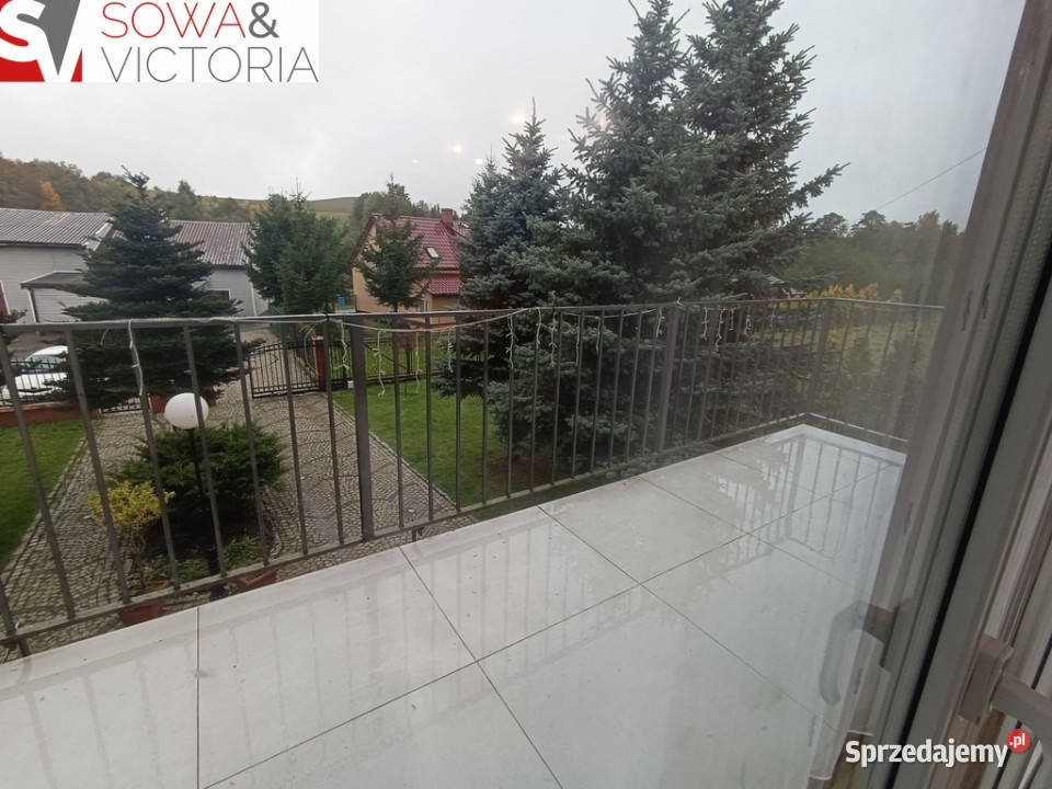 Dom w zielonej okolicy odsunięty drogi głównej garaż Jabłów