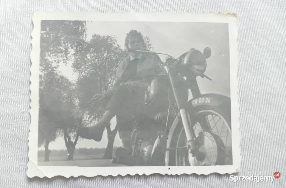 Stara fotografia kobieta na motocyklu WSK 125 Koźminek