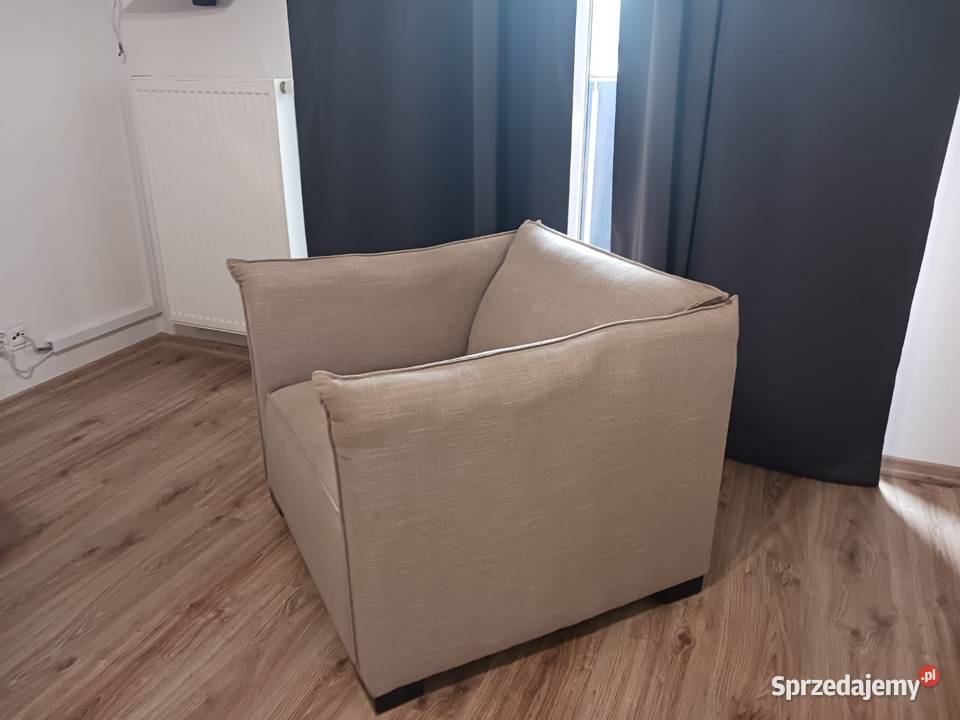 Fotel w kolorze jasnobeżowym