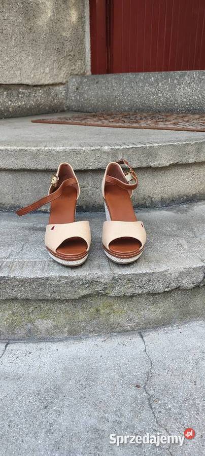 Buty z wolnymi palcami na koturnie beżowe Półbuty Szamotuły