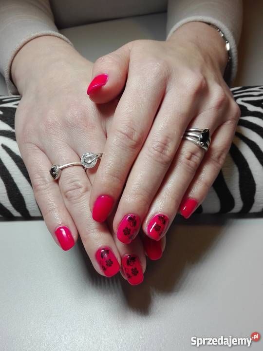 Manicure hybrydowy przedłużanie paznokci uroda