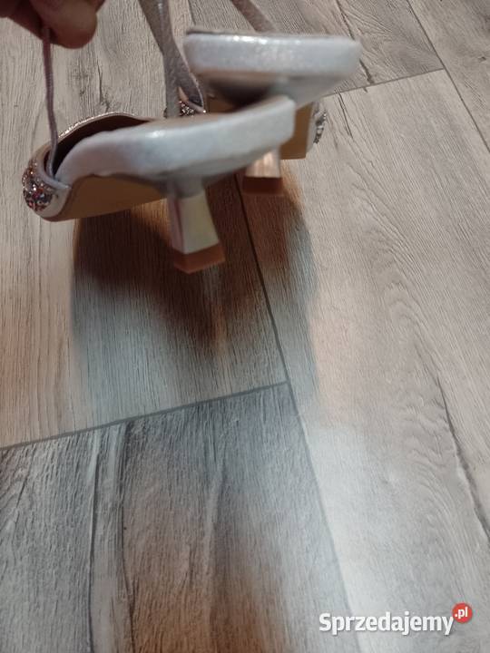 41 Srebrne bogato zdobione czółenka wieczorowe z Kraków