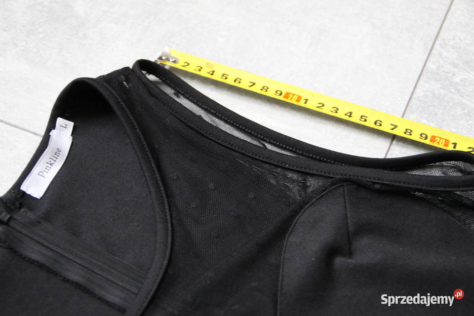 Czarna sukienka z wstawką z tkaniny plumeti Ołówkowa