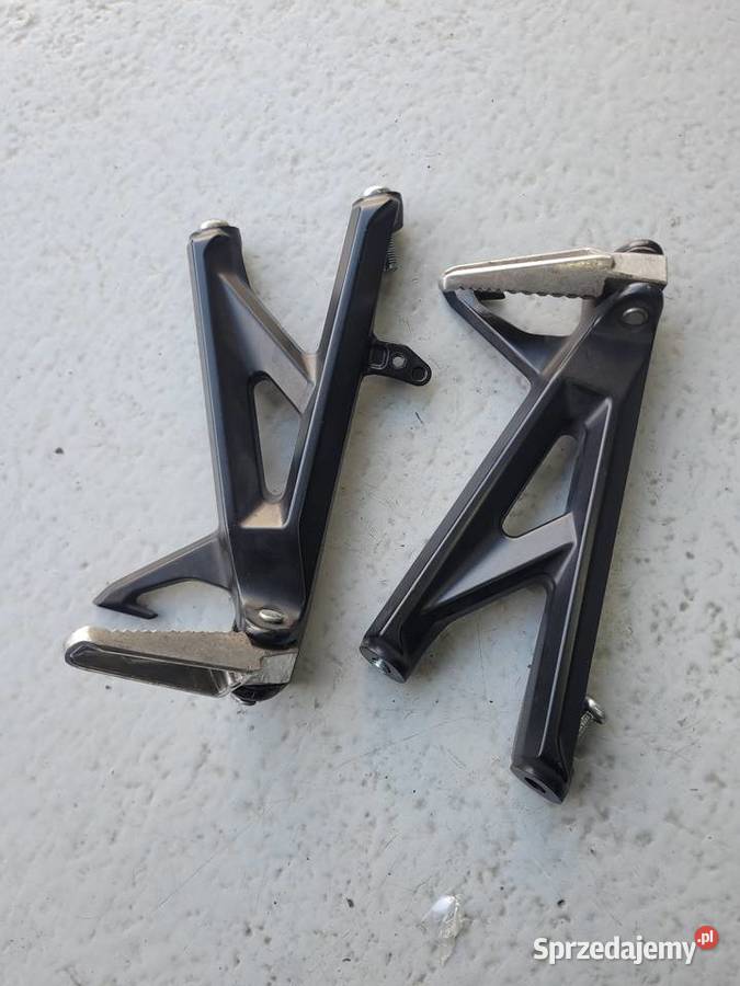 Suzuki gsx 8 R S podnóżek set prawy lewy Nowy Tomyśl