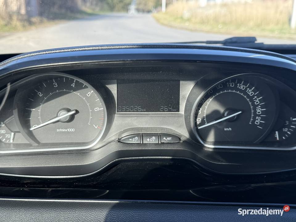 Peugeot 208 10 50 kW 2015 niski przebieg 35 000 Krosno sprzedam