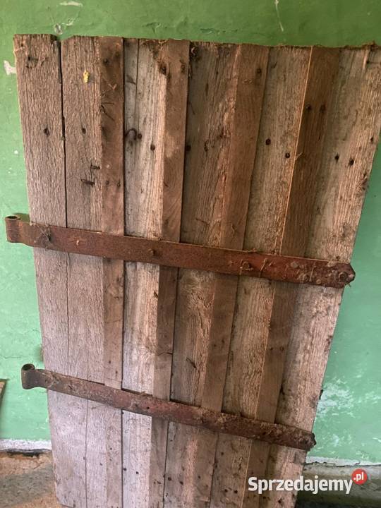 Drewniane drzwi z metalowymi okuciami Domki drewniane Kraków