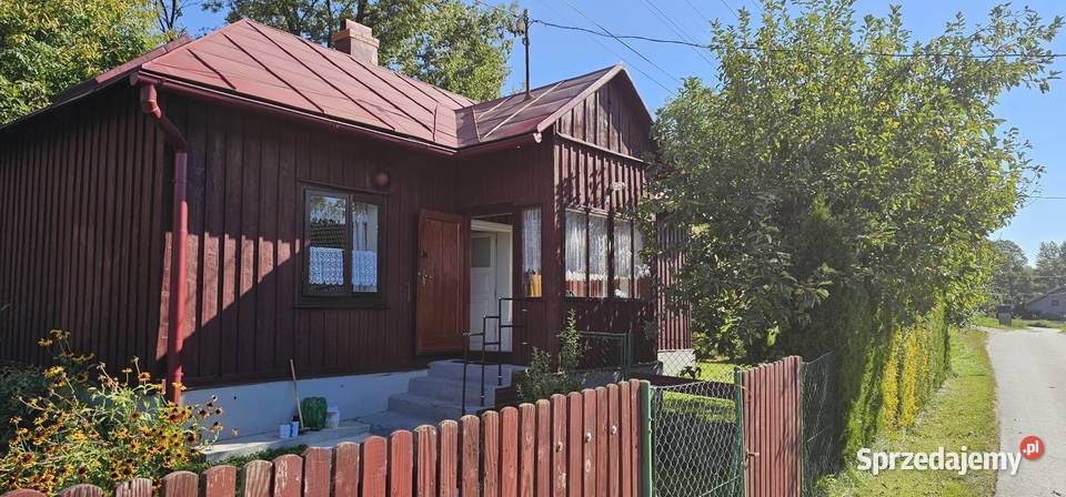 Drewniany dom z budynkiem gospodarczym Jodłowa