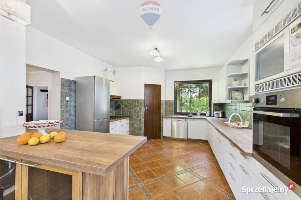 Dom z krytym basenem i pięknym ogrodem Rok budowy 1998