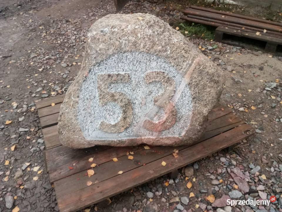 Kamień z numerem przed dom