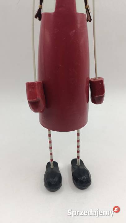 Figurka zimowej dziewczynki w czerwonym stroju Figurki i rzeźby lubelskie Zamość