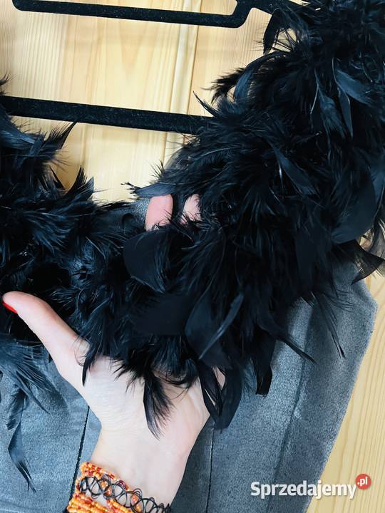 Sukienka z czarnymi piórami elegancka szykowna pomorskie Reda