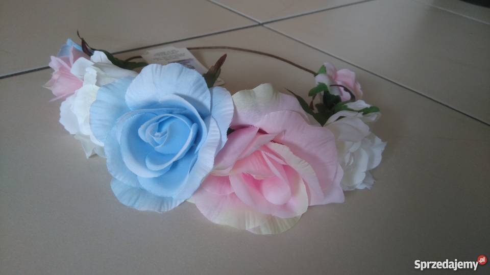 Wianek ze sztucznych kwiatków sprzedam