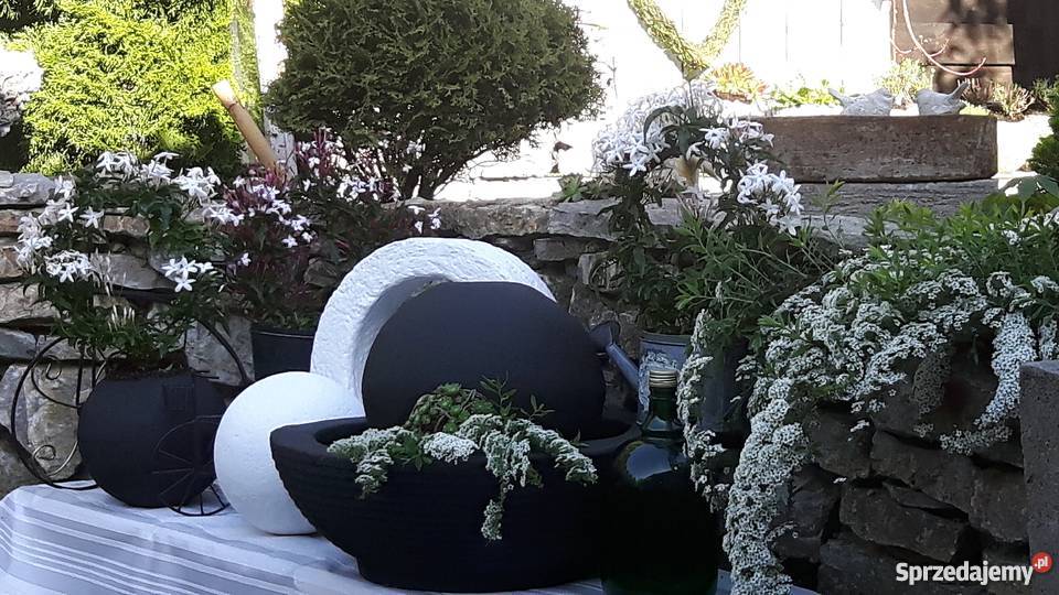 Fontanna czarna kula 30 w misie Architektura ogrodowa Jaworze
