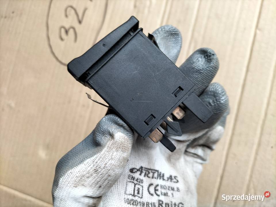 AUDI 80 WŁĄCZNIK ŚWIATEŁ AWARYJNYCH 8A0941509 Kamień-Kolonia