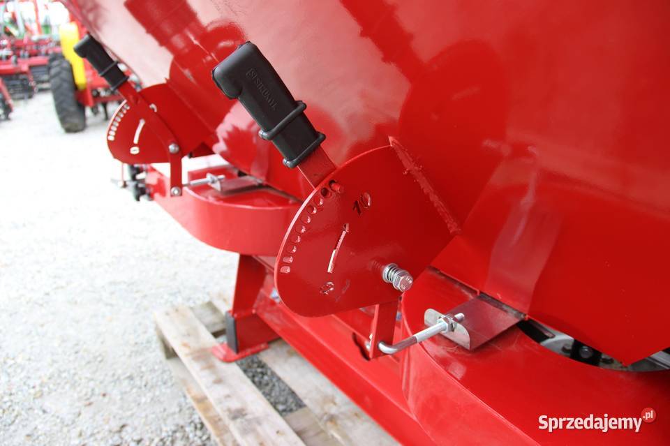 Rozsiewacz dwutalerzowy sadowniczy Tytan Strumyk Rogóźno