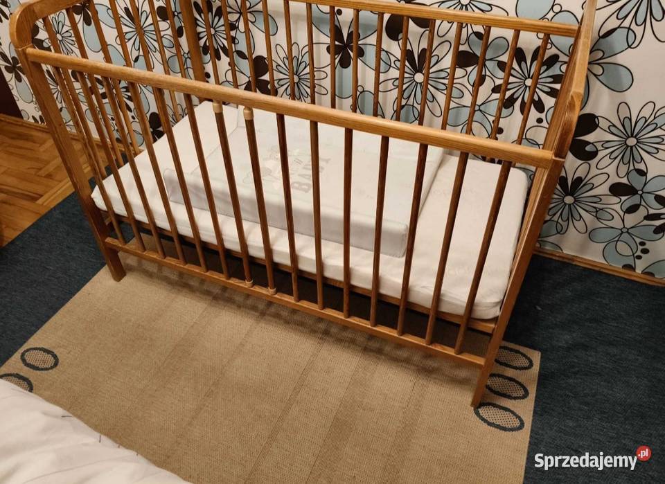ŁÓŻECZKO DZIECIĘCE DREWNIANE materac kołderka sprzedam