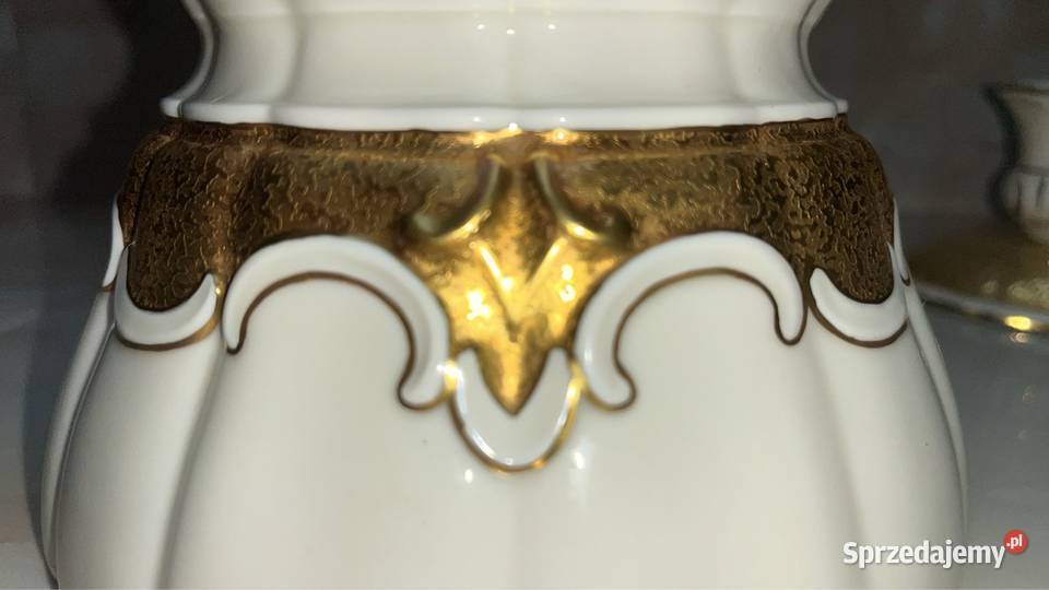 Naczynie wyróżnia się kremowym kolorem ecru Porcelana i szkło Gdańsk