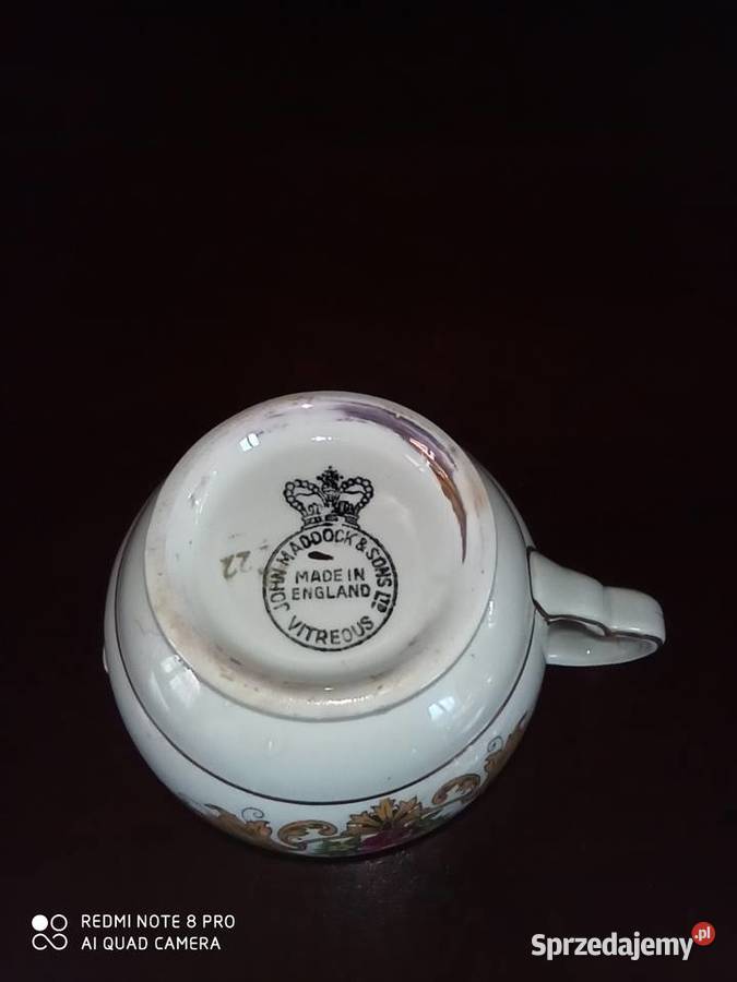 Mlecznik z kwiatami i zieloną dekoracją Vitreous Gdańsk