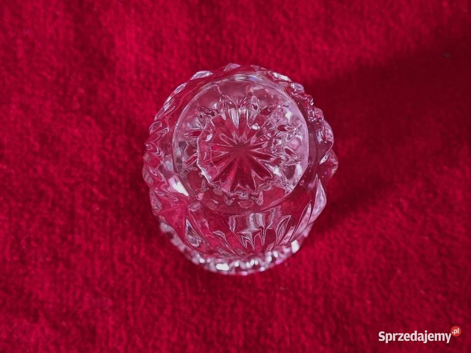 Maleńki szklany wazonik wykałacznik