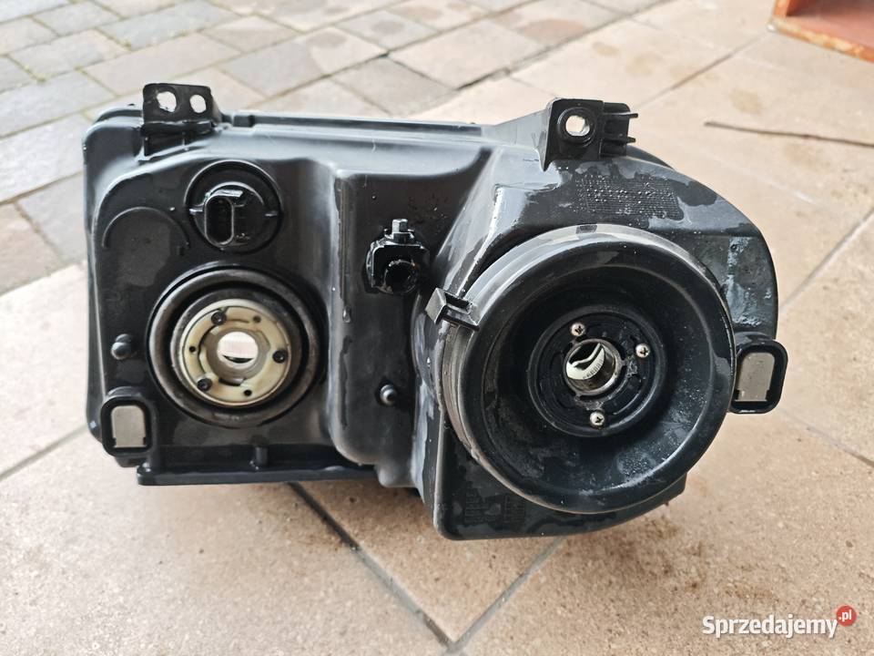 Lampa przednia prawa chrysler 300C 2007 Rybna
