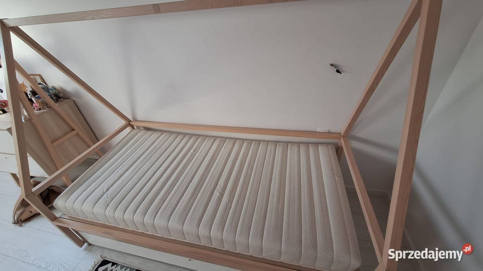 Łóżko firmy VOX z drewnianą ramą i materacem podkarpackie Rzeszów