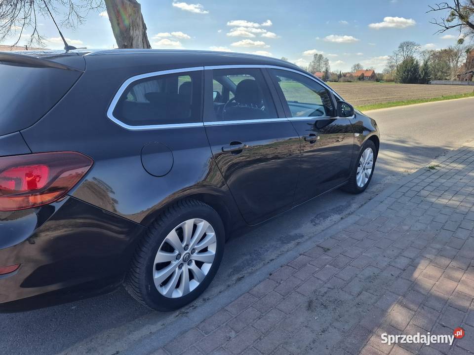 Opel Astra J Cosmo 17 cdti ZADBANA 2011 czarny Motoryzacja kujawsko-pomorskie Brodnica