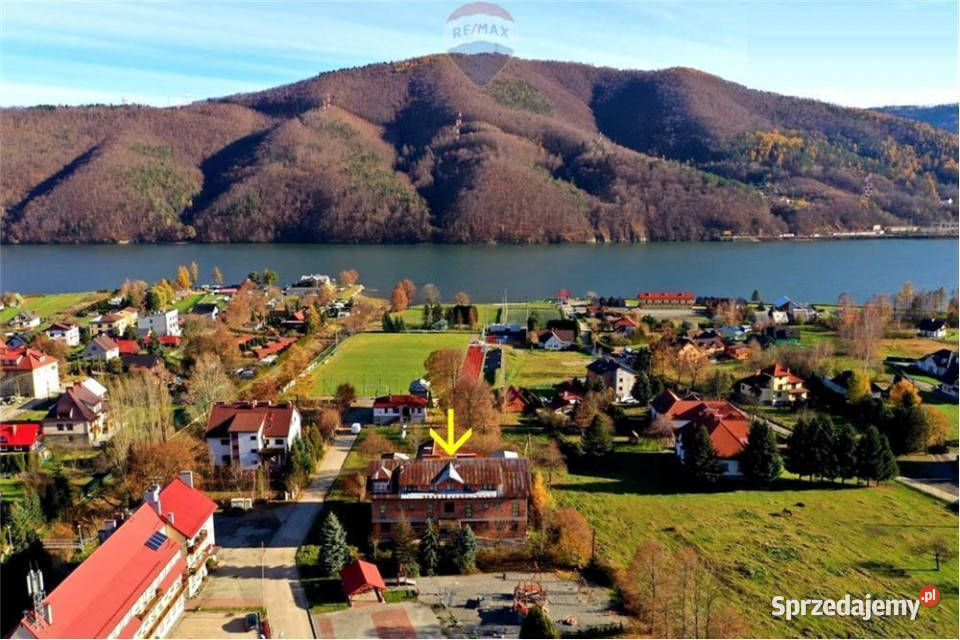 Czterokondygnacyjny budynek jeziorem 1330m2