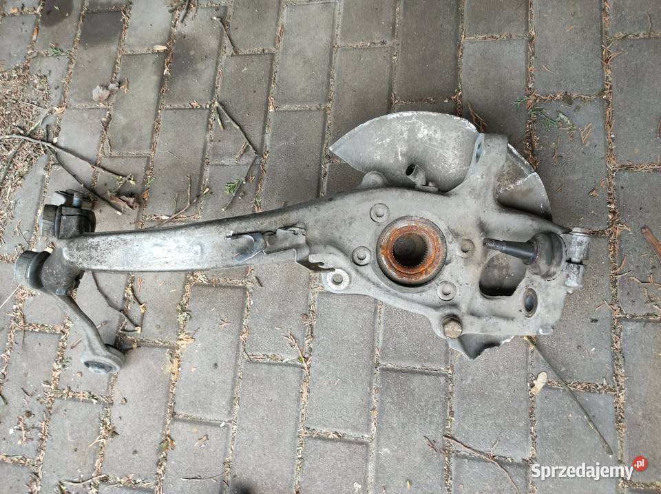 Audi A4 B8 zwrotnica lewa piasta