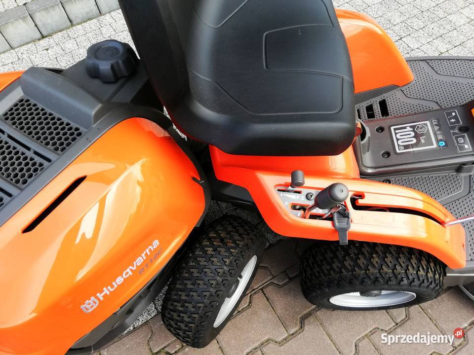 Powystawowy Rider Husqvarna R112C5 z pługiem