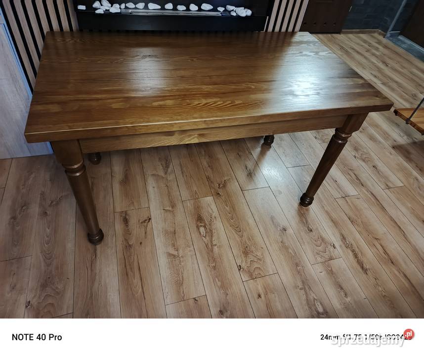 Stół z litego drewna sosnowego z nogami toczonymi