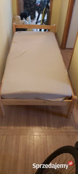 Drewniane łózko jednoosobowe z materacem 90 x 210