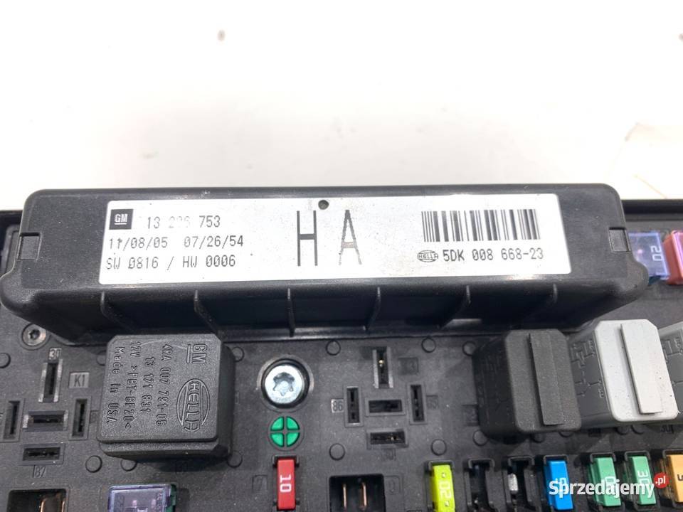 SKRZYNKA BEZPIECZNIKÓW OPEL ZAFIRA B 13206753HA Układ elektryczny, zapłon