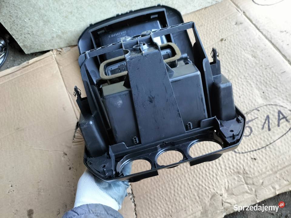 VW POLO MK4 9N ŚRODKOWA KRATKA NAWIEWU RAMKA Kamień-Kolonia