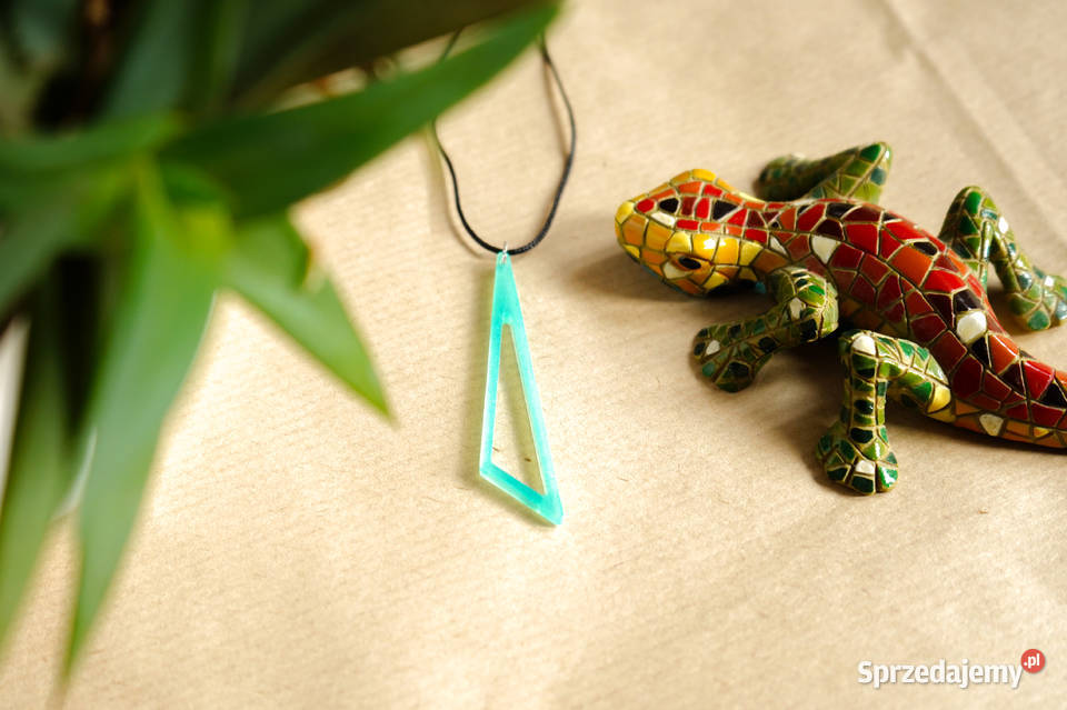 Turkusowy trójkątny wisiorek świecący w Warszawa