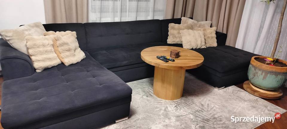 Duża sofa z funkcją spania.