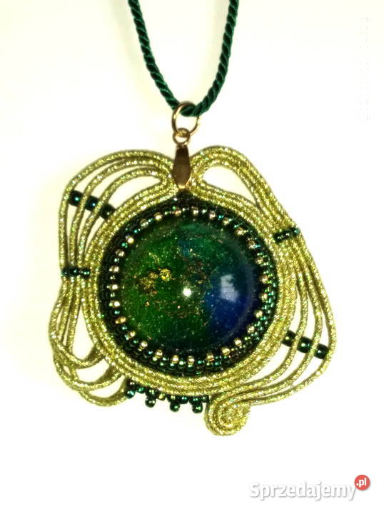 ZIELONOZŁOTY 2 WISIOR Z ŻYWICĄ SUTASZ