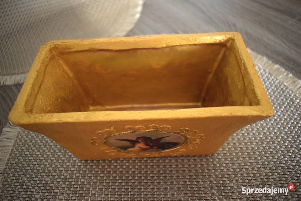 Złotawy ceramiczny pojemnik ozdobiony grafiką Chełmno