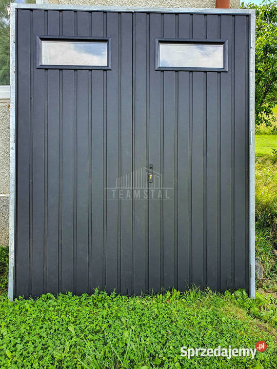 Bramy garażowe ze świetlikiem na wymiar Morąg
