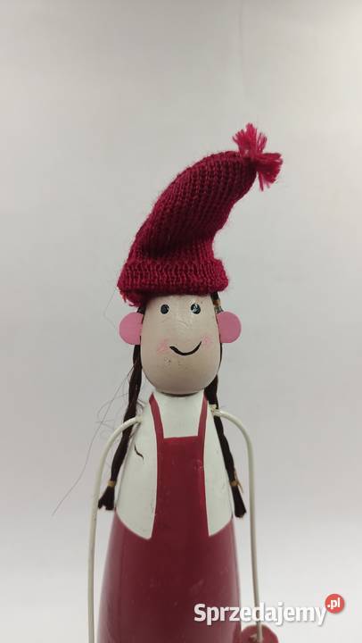 Figurka zimowej dziewczynki w czerwonym stroju Zamość
