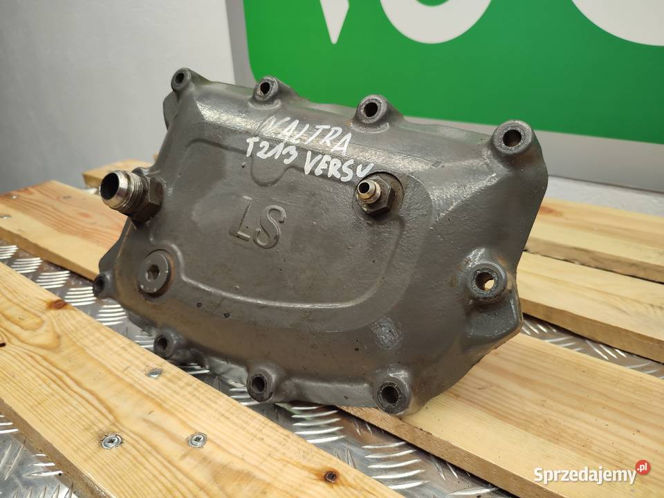 Pokrywa pompy Valtra T213 Versu Pozostałe Wilkowo sprzedam