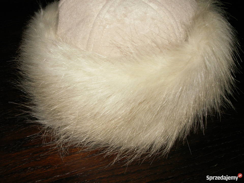 Czapka toczek ze sztucznym futrem nowa sprzedam
