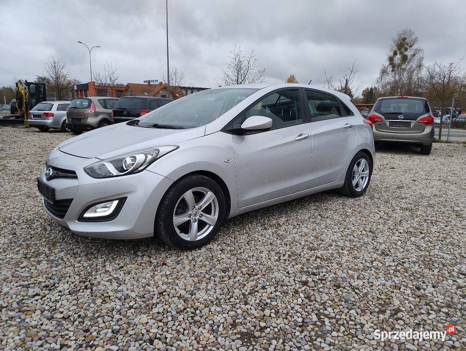 Hyundai i30 14 benzyna ledy 2x koła Rok produkcji 2013 Białystok