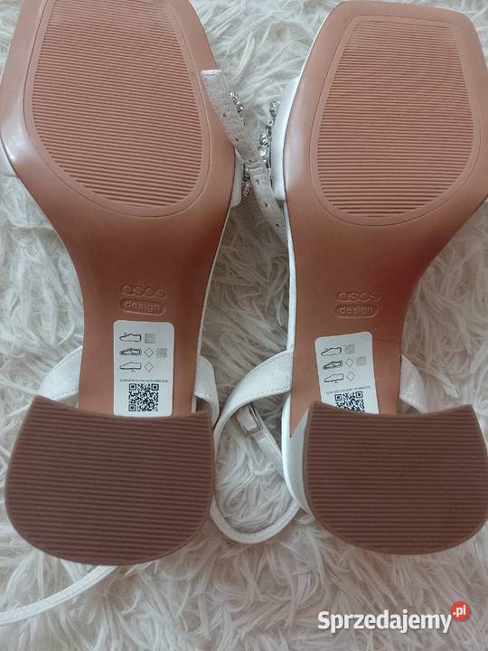 39 ASOS Design Białe bogato zdobione sandałki