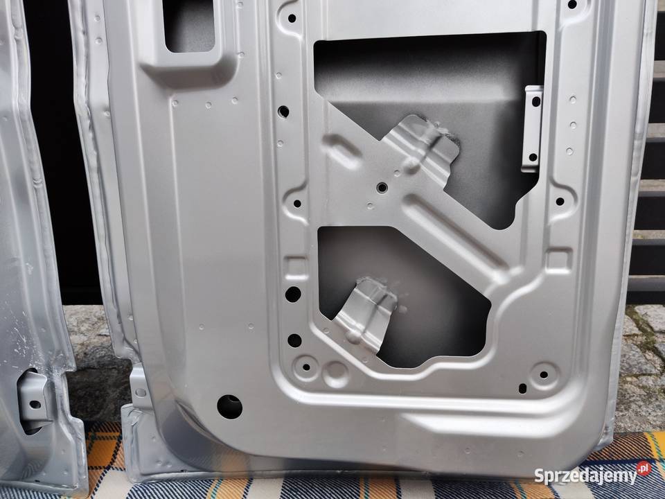 Drzwi tylne skrzydełkowe Nissan NV200 kolor sprzedam