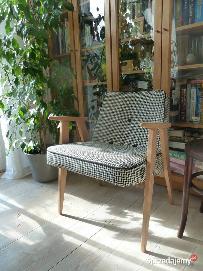 Dwa fotele 366 projektu Chierowskiego odnowione Łódź