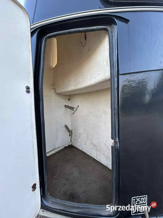 Przyczepa do przewozu koni
